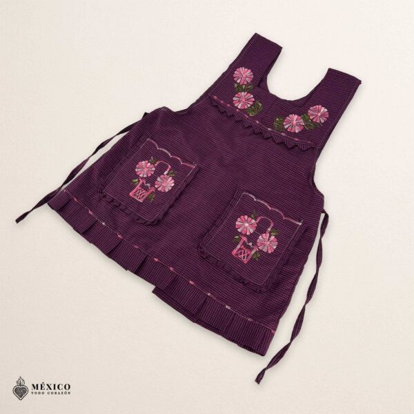 Mexican embroidered apron made of essential cotton, handmade kitchen apron featuring traditional floral embroidery inspired by Mexican craftsmanship