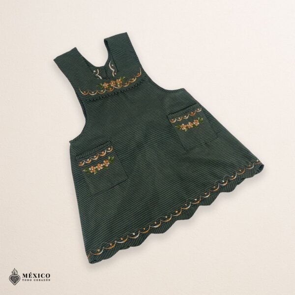 Green Mexican embroidered apron made of essential cotton, handmade kitchen apron with colorful floral design inspired by traditional Mexican embroidery