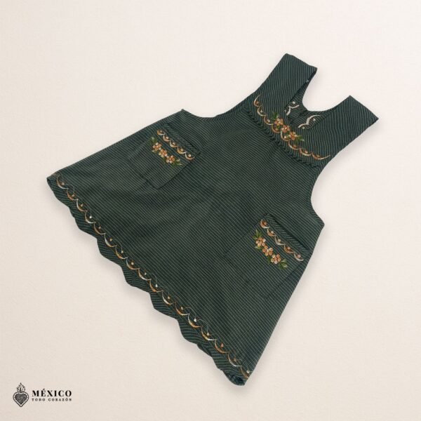 Green Mexican embroidered apron made of essential cotton, handmade kitchen apron with colorful floral design inspired by traditional Mexican embroidery