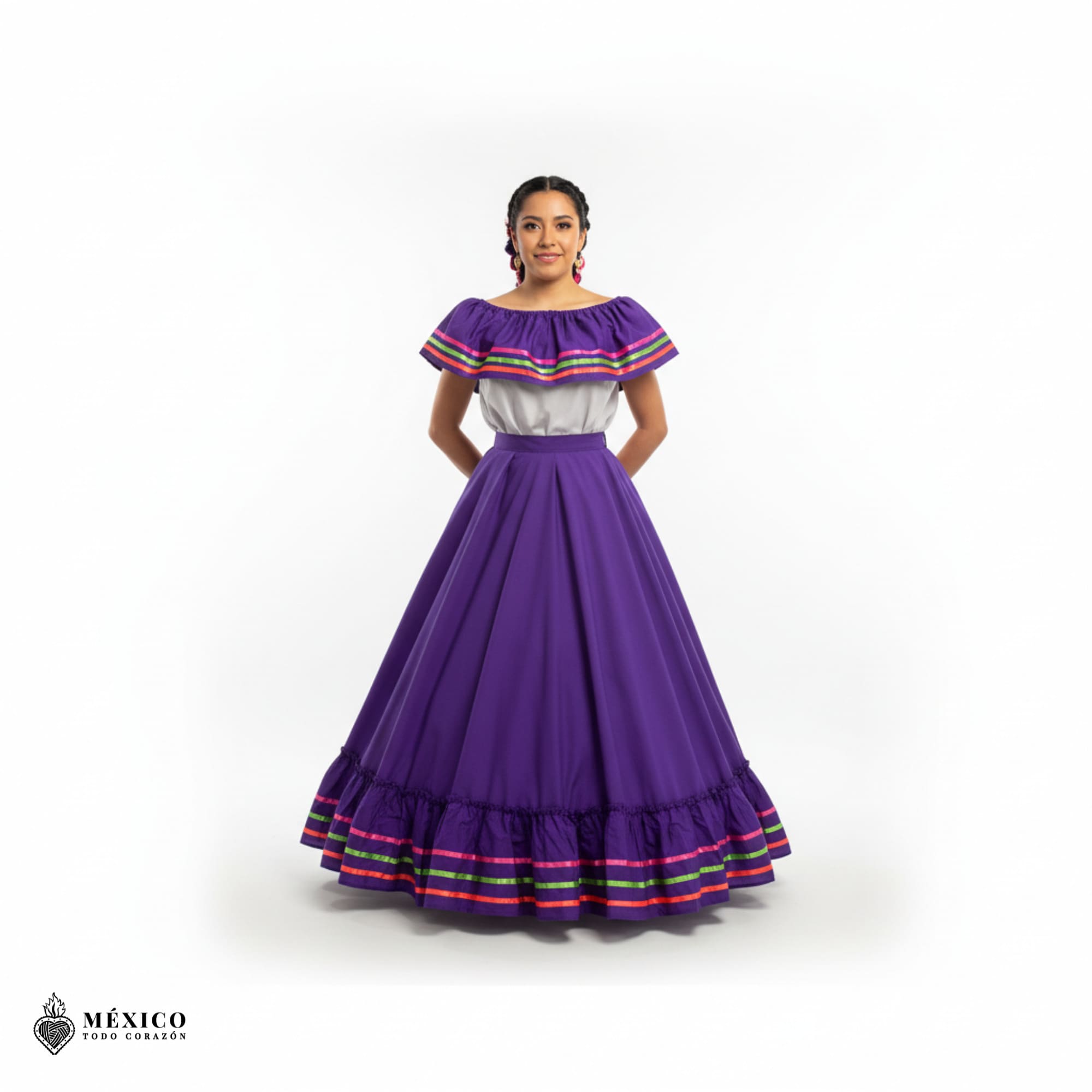 Mujer posando con un majestuoso Vestido Jalisco Morado, símbolo de elegancia y tradición mexicana.