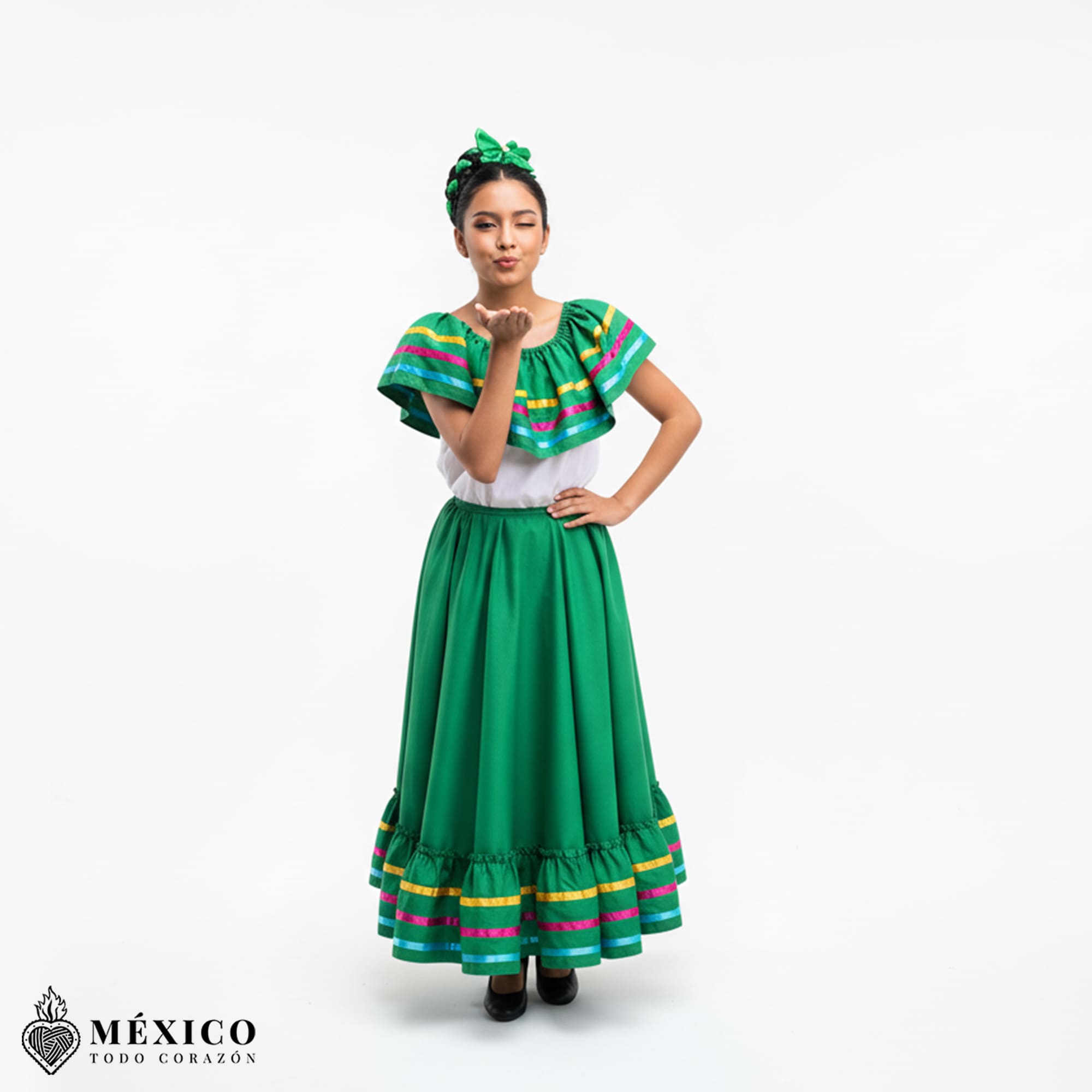 Vista lateral del vestido Jalisco Verde, mostrando la amplitud del vuelo para danza.