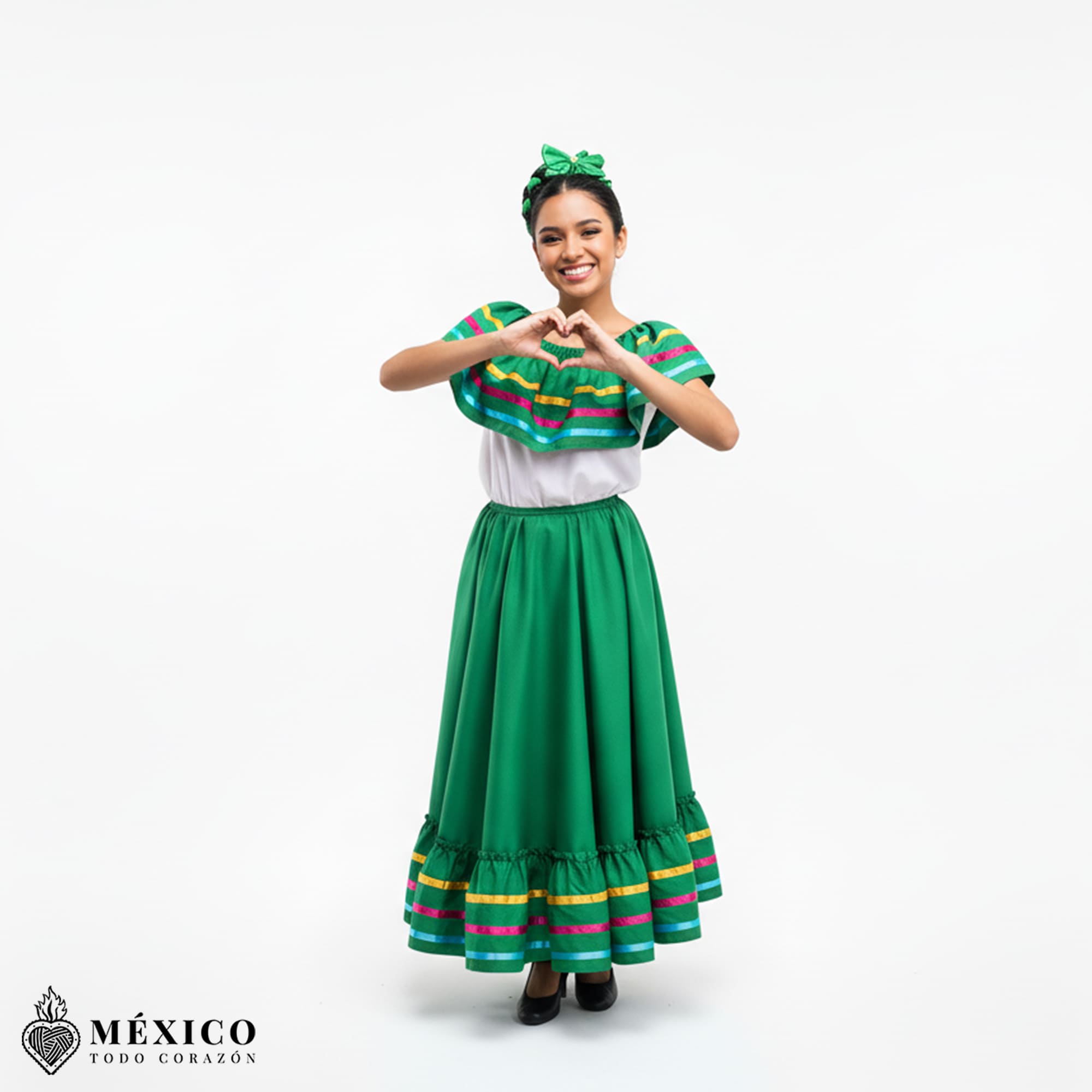 Detalle de los listones y encajes sobre la tela verde del vestido Jalisco.